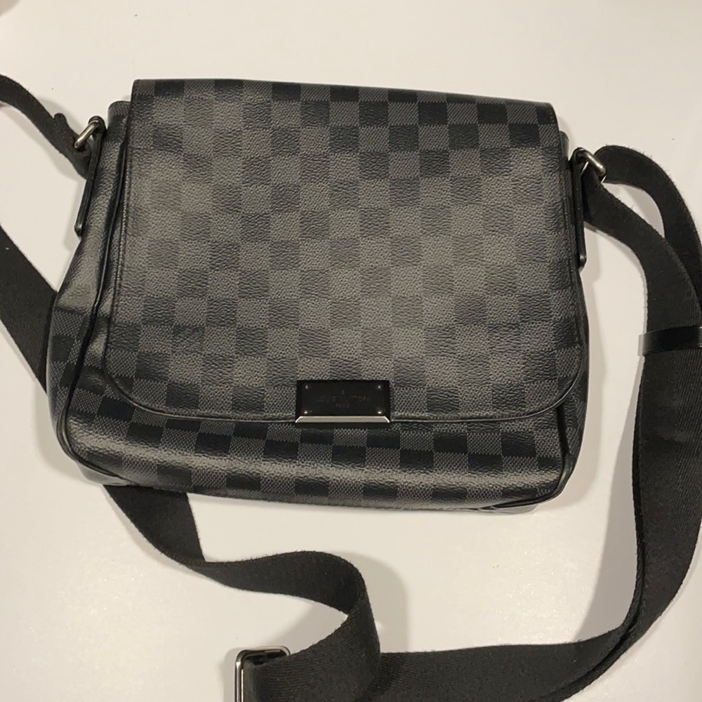 Louis Vuitton District PM damier graphite
